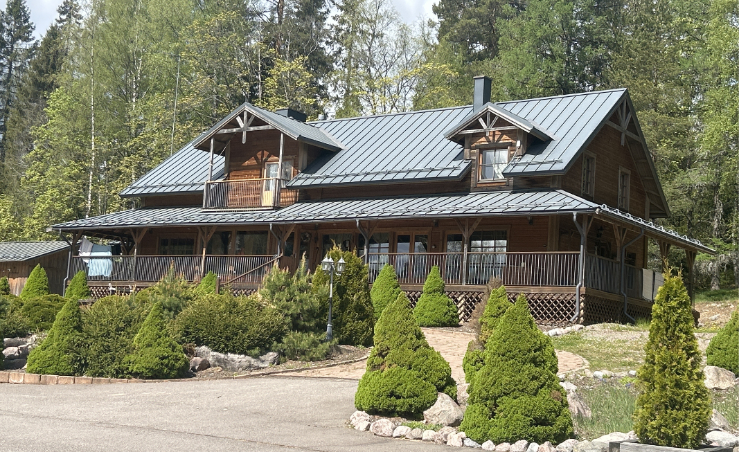 The main building of the ranch.